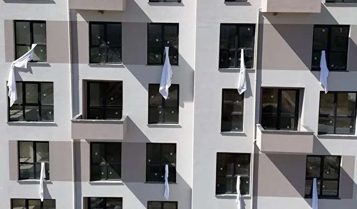 İnşa ettikleri binalara Kartalkaya'daki yangın faciasında ölenler için 78 çarşaf astı 3 insa ettikleri binalara kartalkayadaki yangin faciasinda olenler icin 78 carsaf asti 2 FhCu4NYk