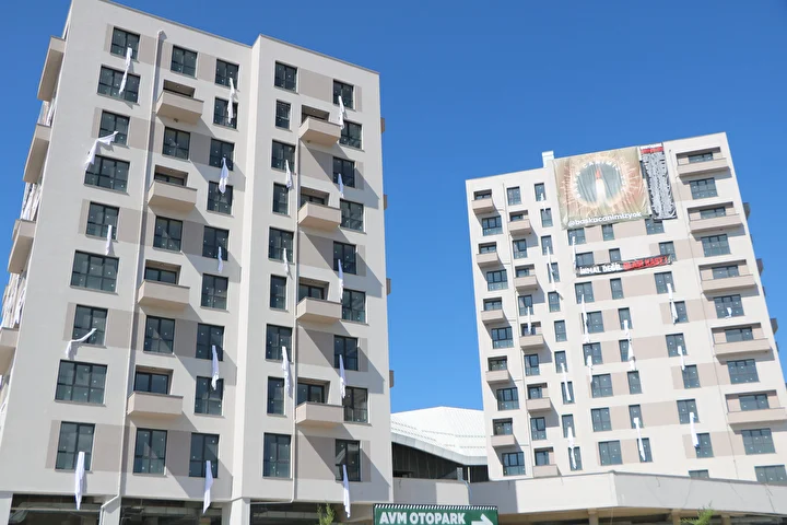 İnşa ettikleri binalara Kartalkaya'daki yangın faciasında ölenler için 78 çarşaf astı 4 insa ettikleri binalara kartalkayadaki yangin faciasinda olenler icin 78 carsaf asti 3 6UUtqLiG