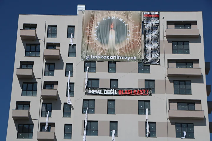İnşa ettikleri binalara Kartalkaya'daki yangın faciasında ölenler için 78 çarşaf astı 5 insa ettikleri binalara kartalkayadaki yangin faciasinda olenler icin 78 carsaf asti 4 2WNMZnmR