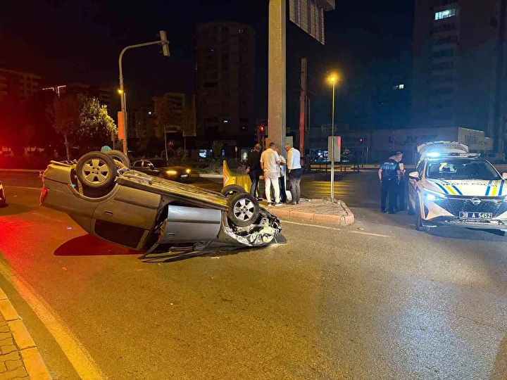 isikta bekleyen arabaya arttan carpip takla atti 214 promil alkollu cikti 0 g6lMgfwV
