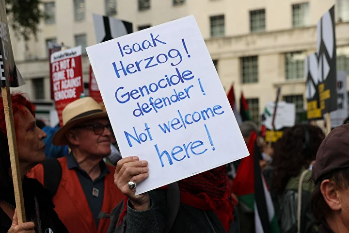 israil cumhurbaskani herzog londrada protesto edildi savas hatalisi tutuklanmali 10 aXBYg8ip