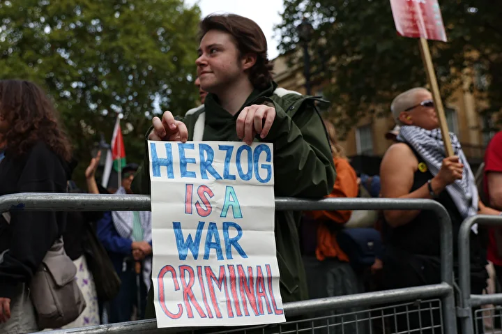 israil cumhurbaskani herzog londrada protesto edildi savas hatalisi tutuklanmali 11 y3Cb7ghv