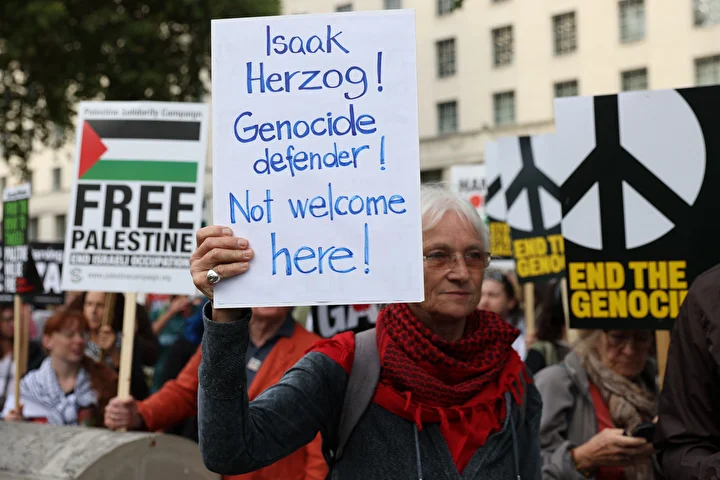 israil cumhurbaskani herzog londrada protesto edildi savas hatalisi tutuklanmali 3