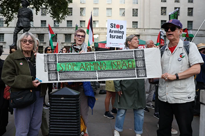 israil cumhurbaskani herzog londrada protesto edildi savas hatalisi tutuklanmali 7