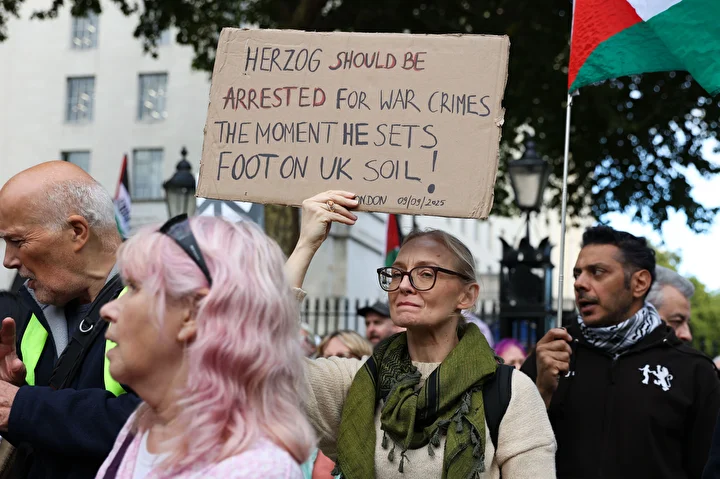 israil cumhurbaskani herzog londrada protesto edildi savas hatalisi tutuklanmali 8 QzlXiJsi