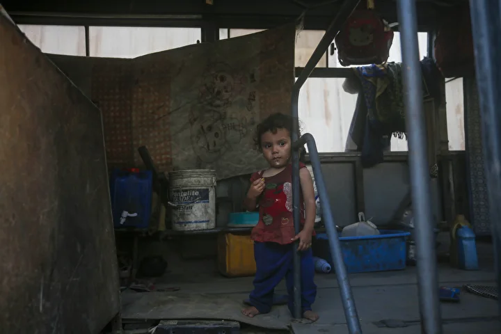 İsrail hücumlarından kaçarak Deyr Belah'a sığınan Filistinli aileler, güç kurallar altında ömürlerini sürdürüyor 13 israil hucumlarindan kacarak deyr belaha siginan filistinli aileler guc kurallar altinda omurlerini surduruyor 12 b6J2M8Gy