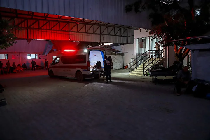 israil saldirilari altindaki gazzede sifa hastanesi bosaltildi 17
