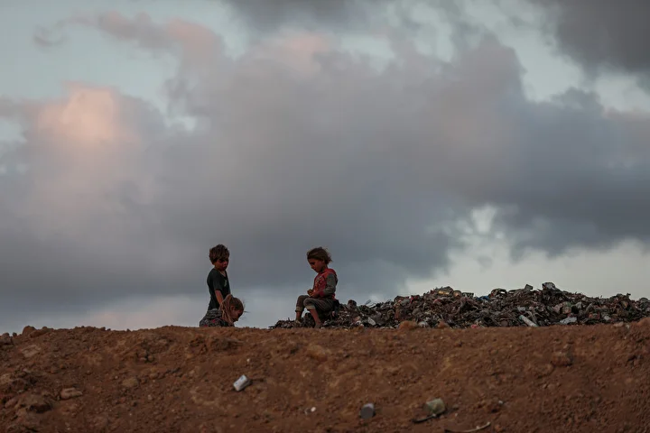 israil taarruzlari altindaki gazzede cocuklar ailelerinin gecimine takviye olmak icin cop topluyor 0 kHCPlpXR