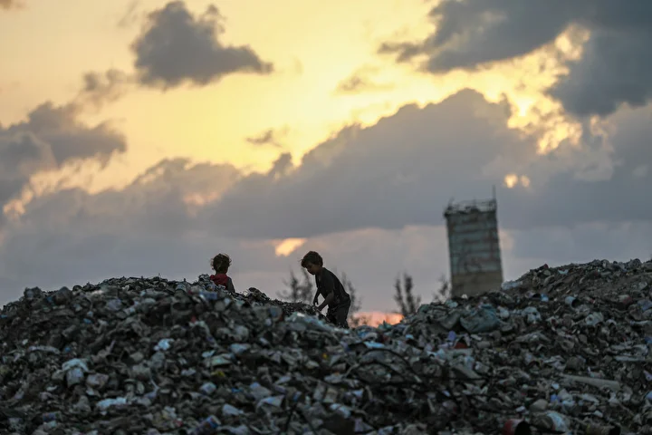 israil taarruzlari altindaki gazzede cocuklar ailelerinin gecimine takviye olmak icin cop topluyor 1 YFrqbhgZ