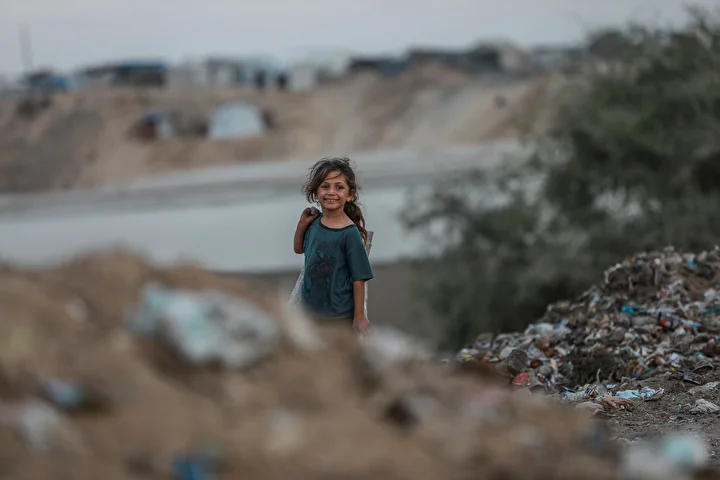 israil taarruzlari altindaki gazzede cocuklar ailelerinin gecimine takviye olmak icin cop topluyor 10 rXU4jP9b