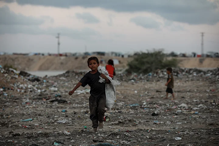 israil taarruzlari altindaki gazzede cocuklar ailelerinin gecimine takviye olmak icin cop topluyor 15 OcB39mgk