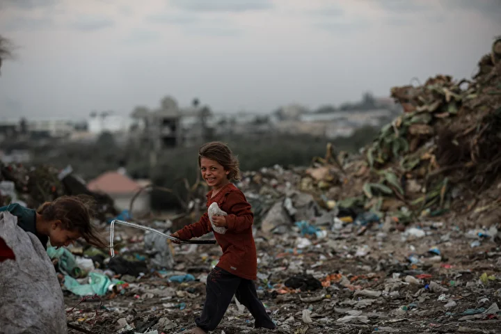 israil taarruzlari altindaki gazzede cocuklar ailelerinin gecimine takviye olmak icin cop topluyor 16 lLVueP3Q