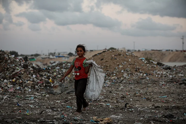 israil taarruzlari altindaki gazzede cocuklar ailelerinin gecimine takviye olmak icin cop topluyor 17 JztwyzlN