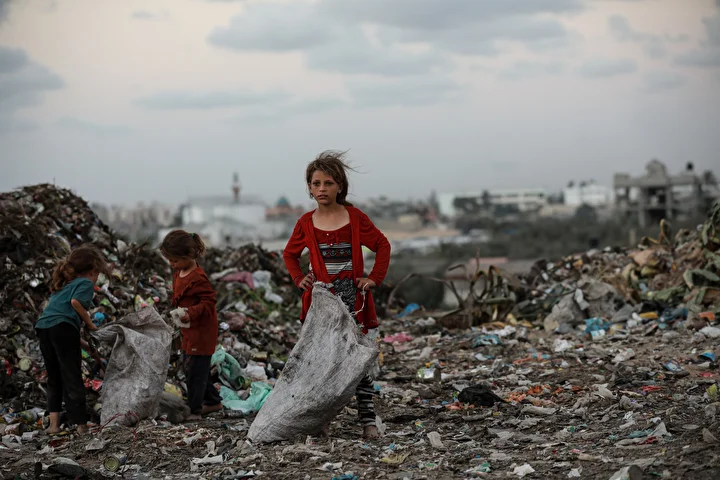 israil taarruzlari altindaki gazzede cocuklar ailelerinin gecimine takviye olmak icin cop topluyor 18 WtpYpKJg