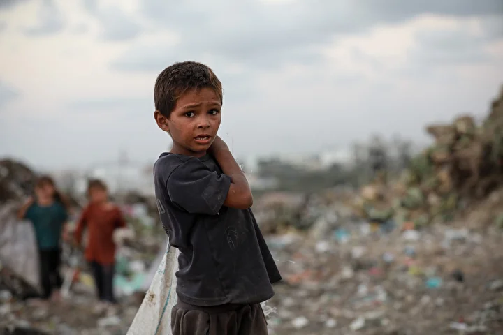 israil taarruzlari altindaki gazzede cocuklar ailelerinin gecimine takviye olmak icin cop topluyor 19 OUvG3GON