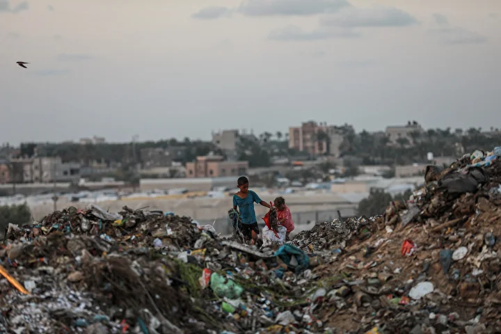 israil taarruzlari altindaki gazzede cocuklar ailelerinin gecimine takviye olmak icin cop topluyor 2 5ZnUDz7C