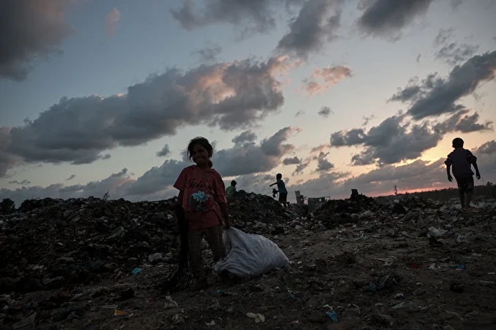 israil taarruzlari altindaki gazzede cocuklar ailelerinin gecimine takviye olmak icin cop topluyor 21 WARBRzEp
