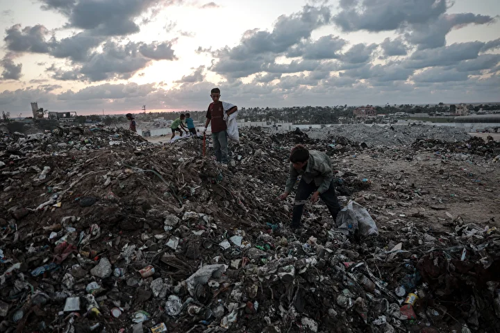 israil taarruzlari altindaki gazzede cocuklar ailelerinin gecimine takviye olmak icin cop topluyor 26 pGjdN8DR
