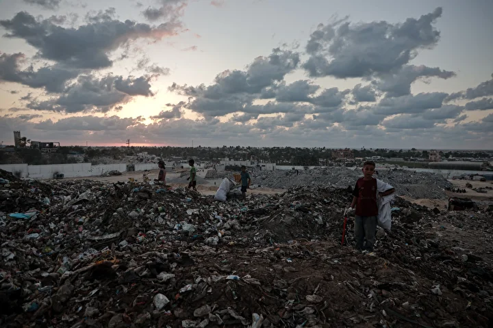 israil taarruzlari altindaki gazzede cocuklar ailelerinin gecimine takviye olmak icin cop topluyor 27 RJXRGbfT