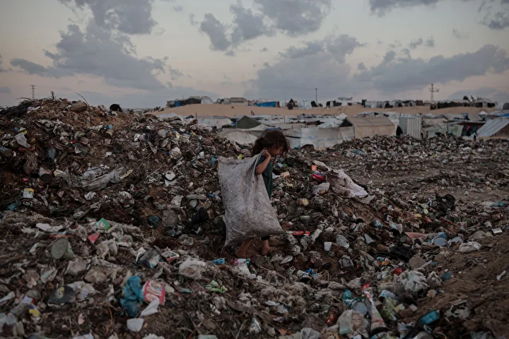 israil taarruzlari altindaki gazzede cocuklar ailelerinin gecimine takviye olmak icin cop topluyor 28 siLdATXM