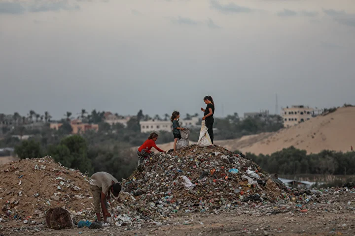 israil taarruzlari altindaki gazzede cocuklar ailelerinin gecimine takviye olmak icin cop topluyor 3 ySMdtlLb