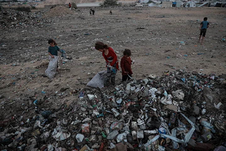 israil taarruzlari altindaki gazzede cocuklar ailelerinin gecimine takviye olmak icin cop topluyor 30