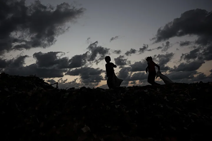 israil taarruzlari altindaki gazzede cocuklar ailelerinin gecimine takviye olmak icin cop topluyor 31