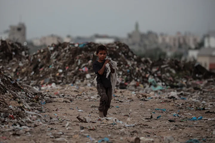 israil taarruzlari altindaki gazzede cocuklar ailelerinin gecimine takviye olmak icin cop topluyor 33 DBTGFVBl