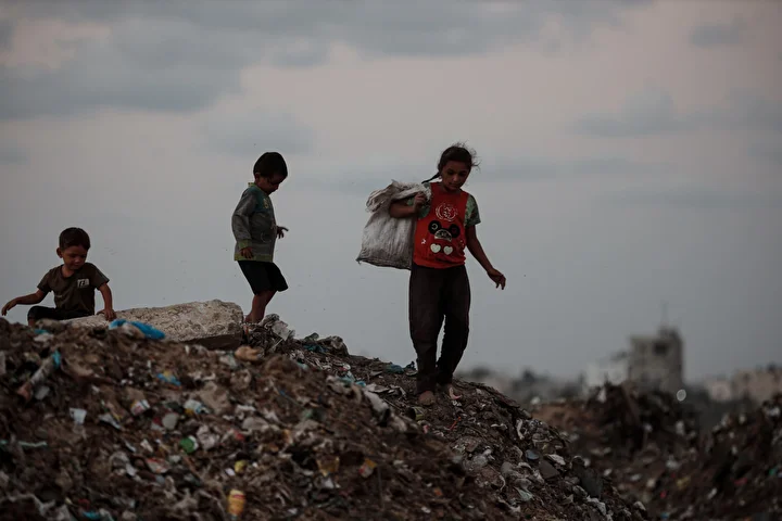 israil taarruzlari altindaki gazzede cocuklar ailelerinin gecimine takviye olmak icin cop topluyor 34 YiOPf8r8