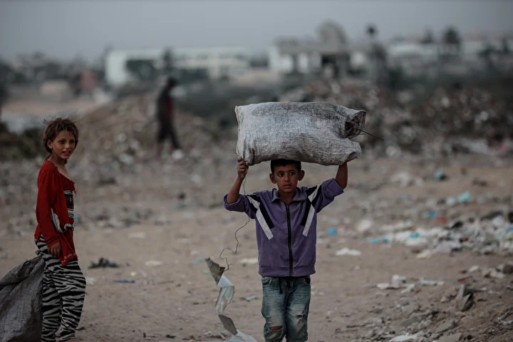 israil taarruzlari altindaki gazzede cocuklar ailelerinin gecimine takviye olmak icin cop topluyor 35
