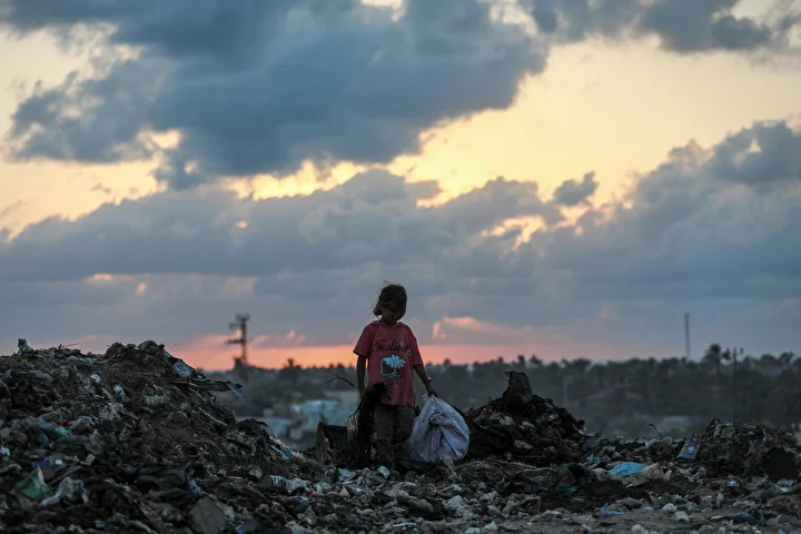 israil taarruzlari altindaki gazzede cocuklar ailelerinin gecimine takviye olmak icin cop topluyor 4 BdLv2tDm