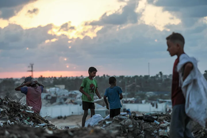 israil taarruzlari altindaki gazzede cocuklar ailelerinin gecimine takviye olmak icin cop topluyor 7