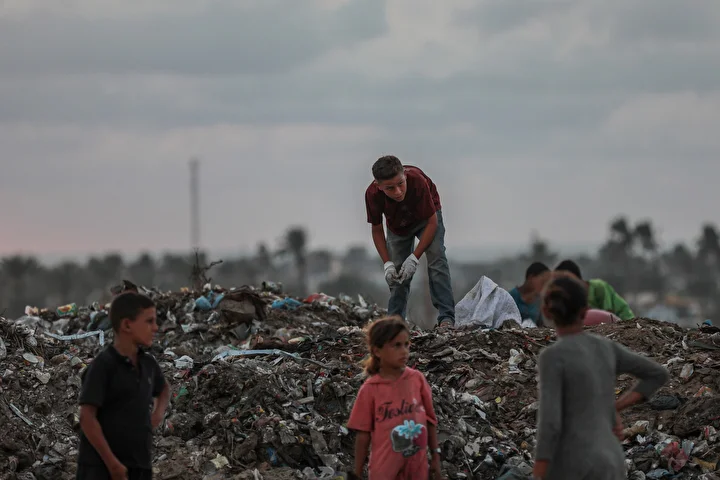 israil taarruzlari altindaki gazzede cocuklar ailelerinin gecimine takviye olmak icin cop topluyor 8 r4lOp8sQ