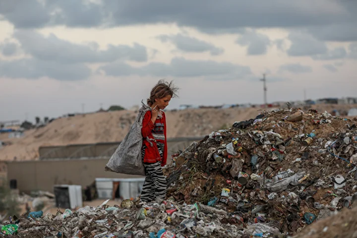 israil taarruzlari altindaki gazzede cocuklar ailelerinin gecimine takviye olmak icin cop topluyor 9 ifYQC8CN