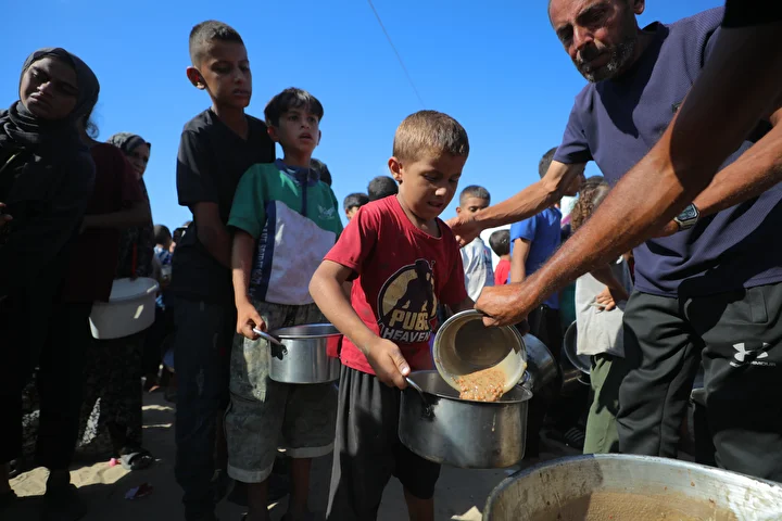İsrail'in açlığa mahkum ettiği Gazze'de Filistinlilere yemek dağıtıldı 1 israilin acliga mahkum ettigi gazzede filistinlilere yemek dagitildi 0 JHvl7HJf