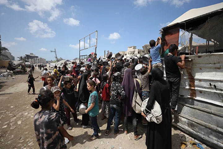 israilin acliga mahkum ettigi gazzede filistinlilere yemek dagitildi 0 PZsXNCBW