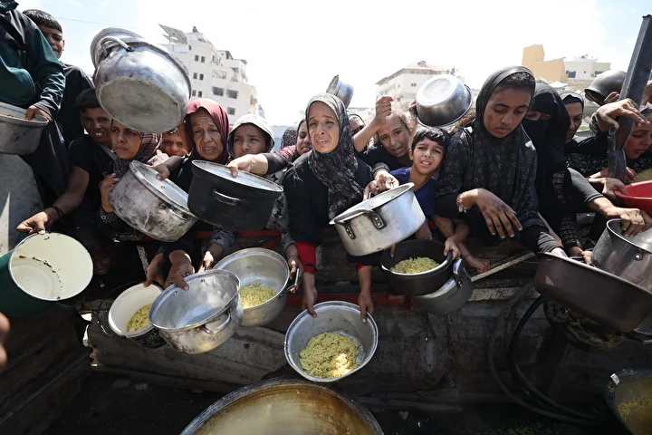 israilin acliga mahkum ettigi gazzede filistinlilere yemek dagitildi 10 macjRaby
