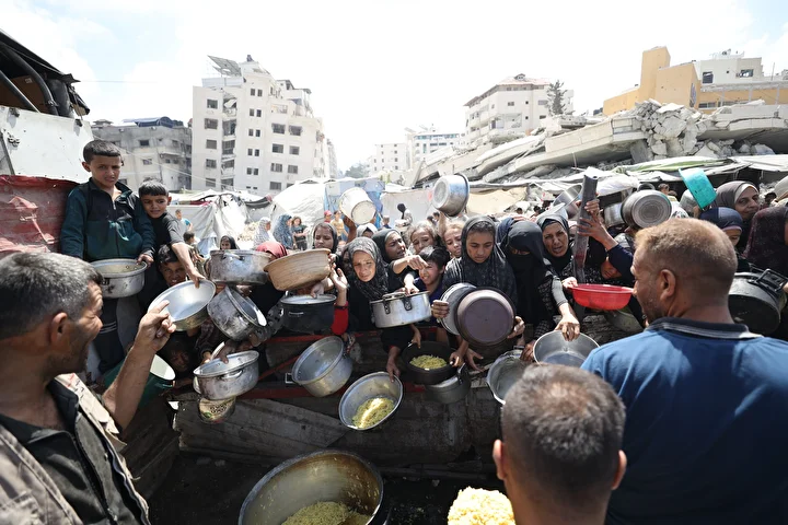 israilin acliga mahkum ettigi gazzede filistinlilere yemek dagitildi 11 LL6Fyrca
