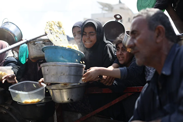 israilin acliga mahkum ettigi gazzede filistinlilere yemek dagitildi 12 qfivcPIY