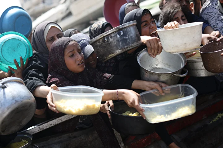 israilin acliga mahkum ettigi gazzede filistinlilere yemek dagitildi 13 FqSM97bA