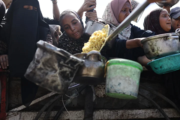 israilin acliga mahkum ettigi gazzede filistinlilere yemek dagitildi 15 iFV2yPTg