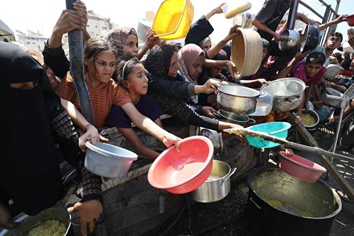 israilin acliga mahkum ettigi gazzede filistinlilere yemek dagitildi 17 JEcgZMKd