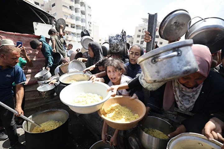 israilin acliga mahkum ettigi gazzede filistinlilere yemek dagitildi 2 dWLPNTjU