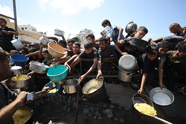 israilin acliga mahkum ettigi gazzede filistinlilere yemek dagitildi 21 dDlbe95O