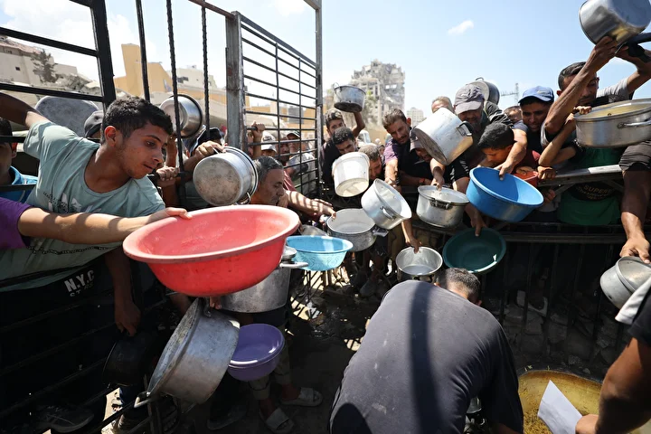 israilin acliga mahkum ettigi gazzede filistinlilere yemek dagitildi 22 cHY7KIpU