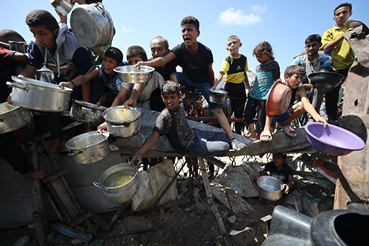 israilin acliga mahkum ettigi gazzede filistinlilere yemek dagitildi 24 zVSc3ypy