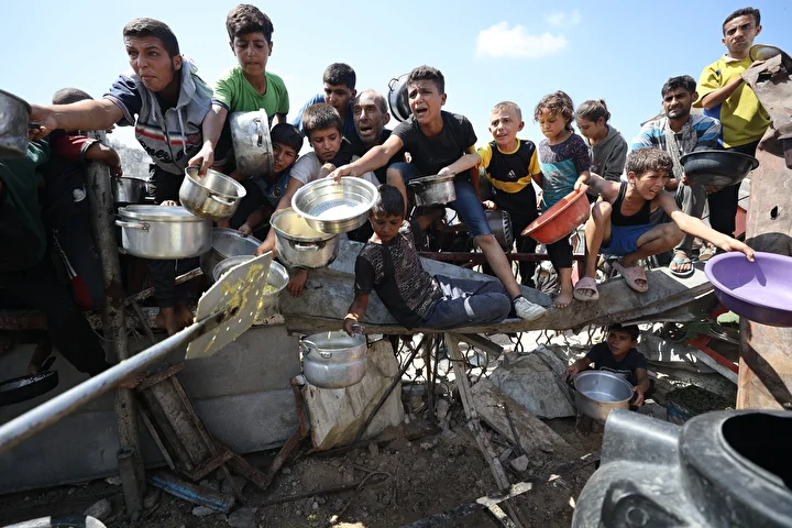 israilin acliga mahkum ettigi gazzede filistinlilere yemek dagitildi 25 J3w1FDbL