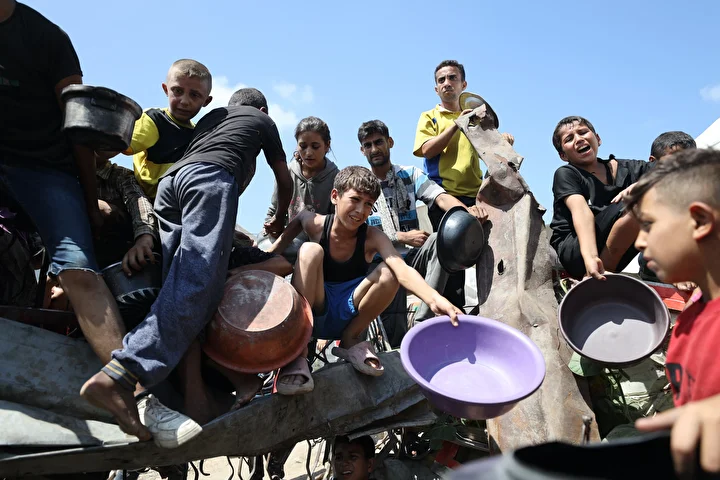 israilin acliga mahkum ettigi gazzede filistinlilere yemek dagitildi 26 kEh8lOIG