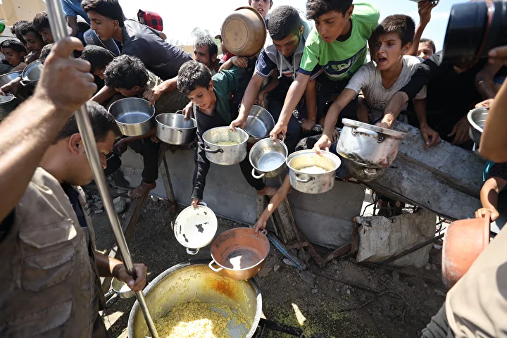 israilin acliga mahkum ettigi gazzede filistinlilere yemek dagitildi 29 UMG7m79l