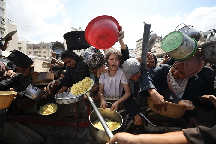 israilin acliga mahkum ettigi gazzede filistinlilere yemek dagitildi 3